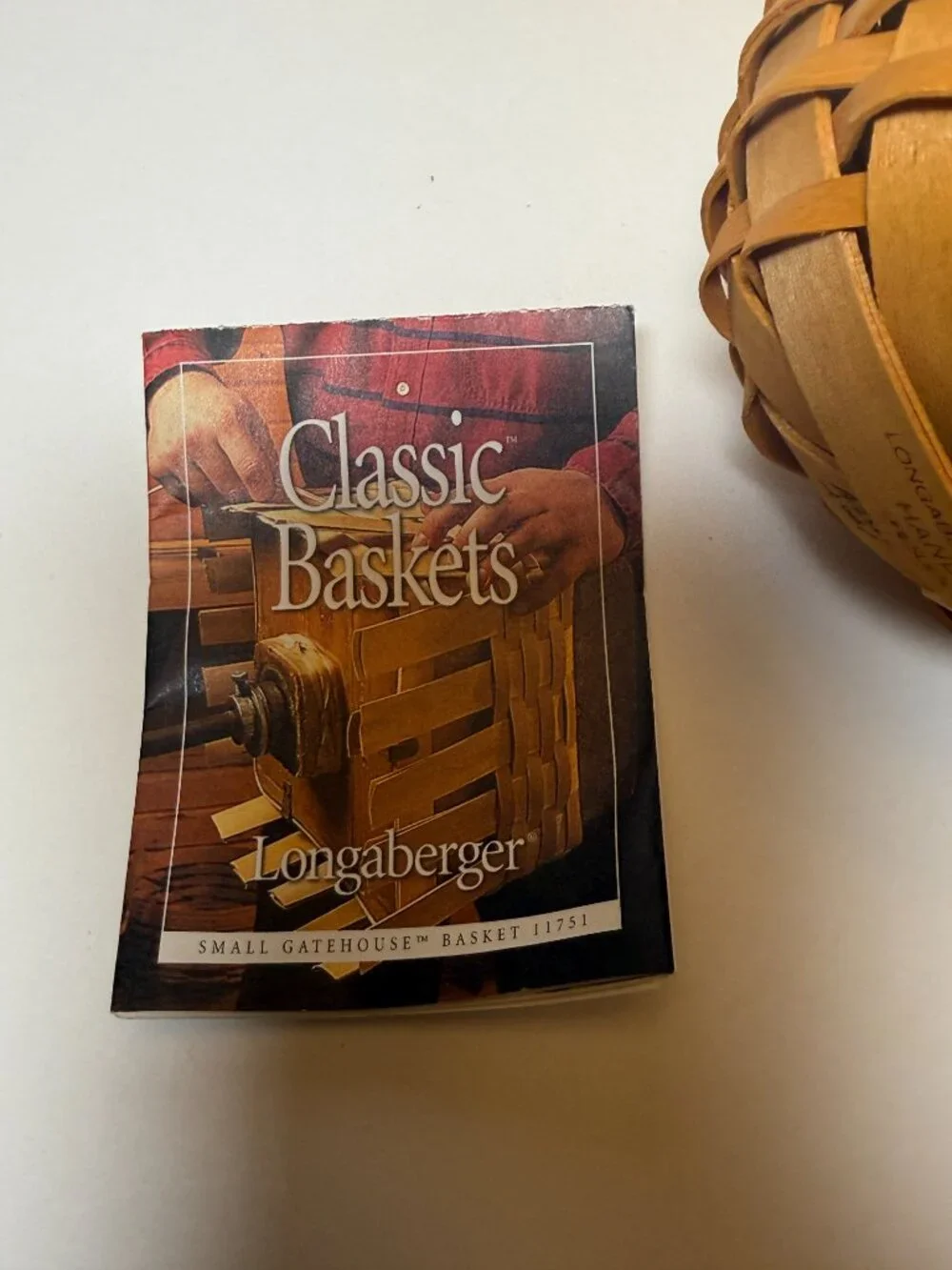 2001 Unused Small Gatehouse Longaberger Basket Handwoven Leather Loop 11751